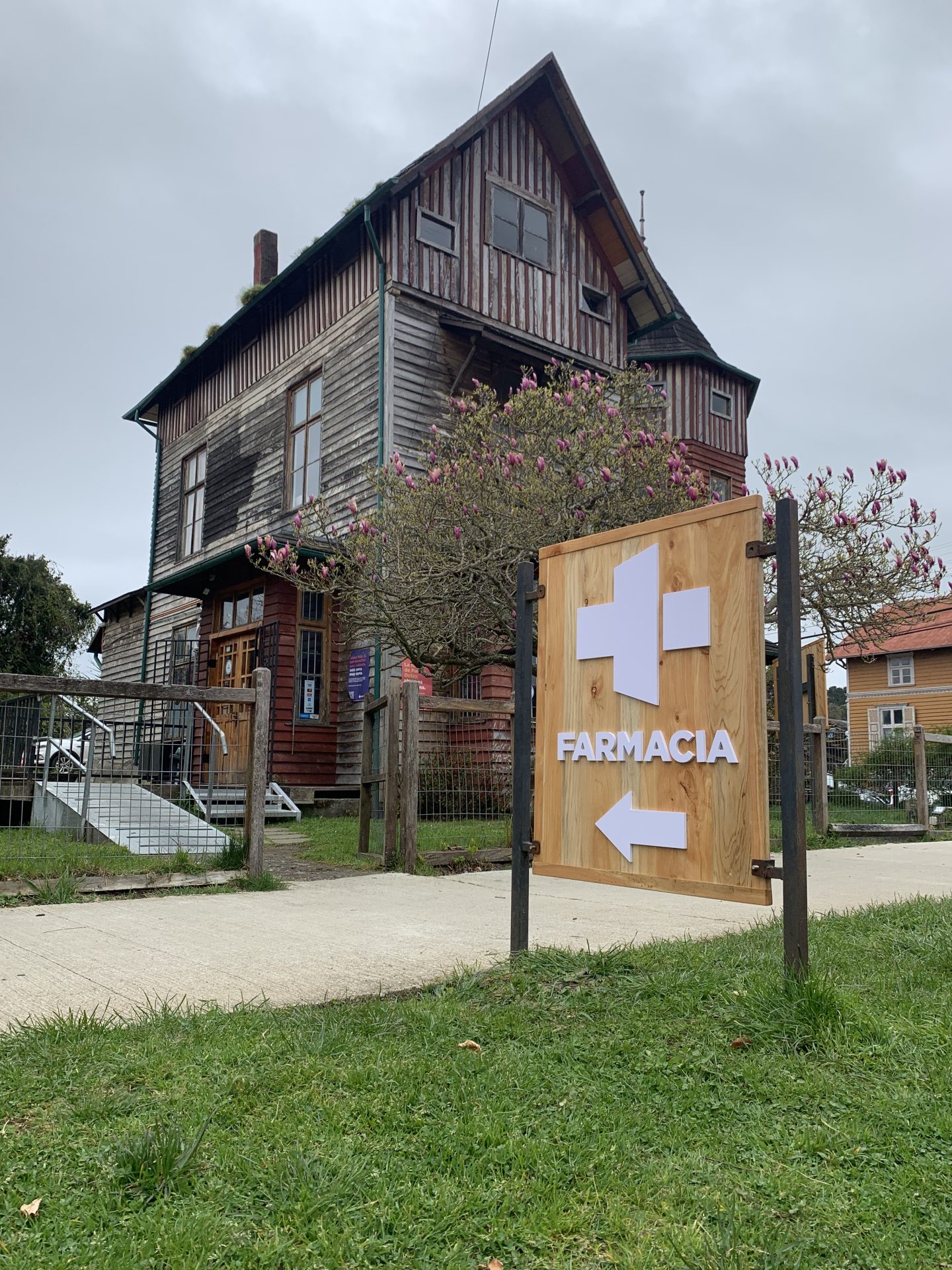 Fachada y acceso a Farmacia Surfarma en Puerto Octay